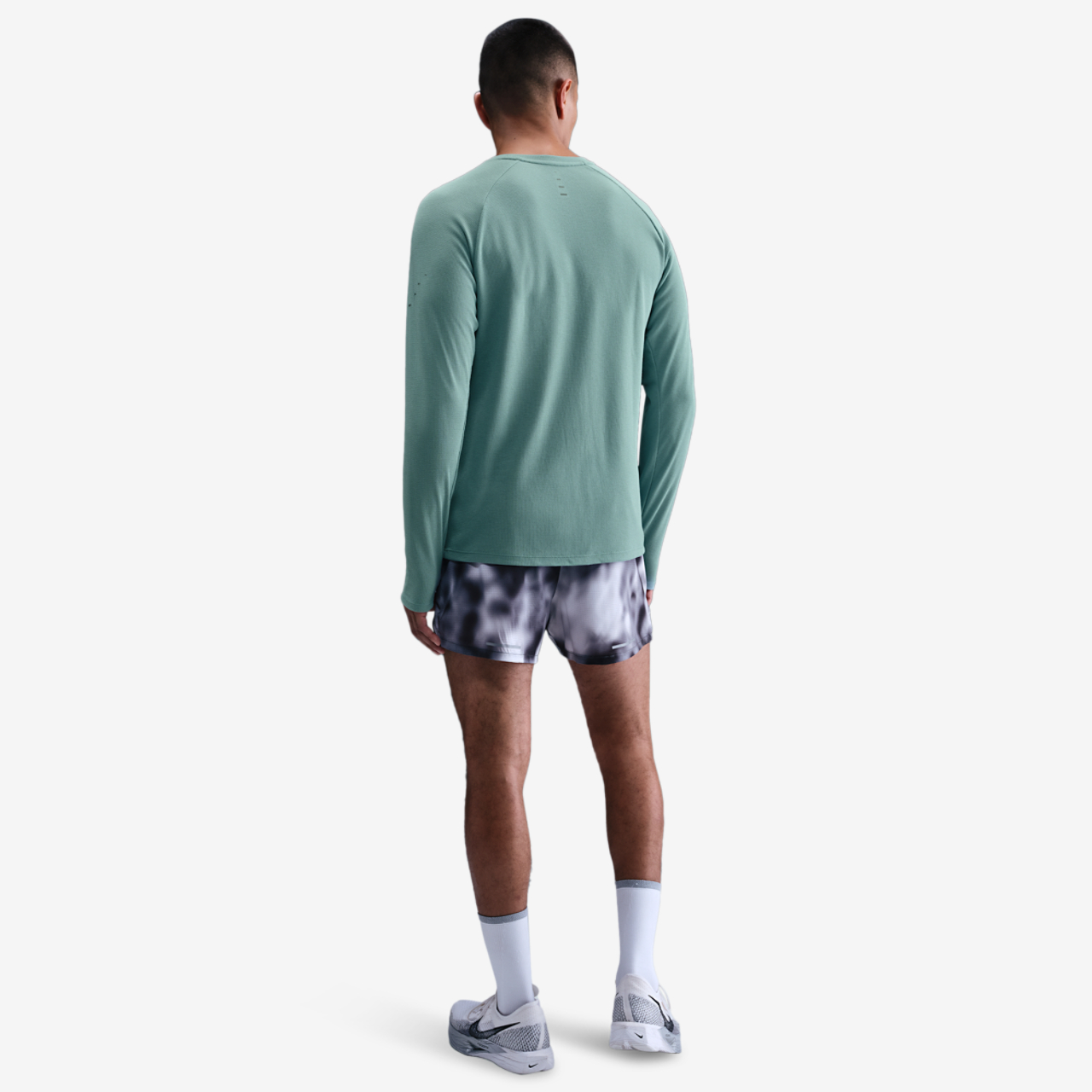 Nike Dri-FIT STRIDE WAFFLE CREW Image 4 of 4. Tap to open photo gallery.