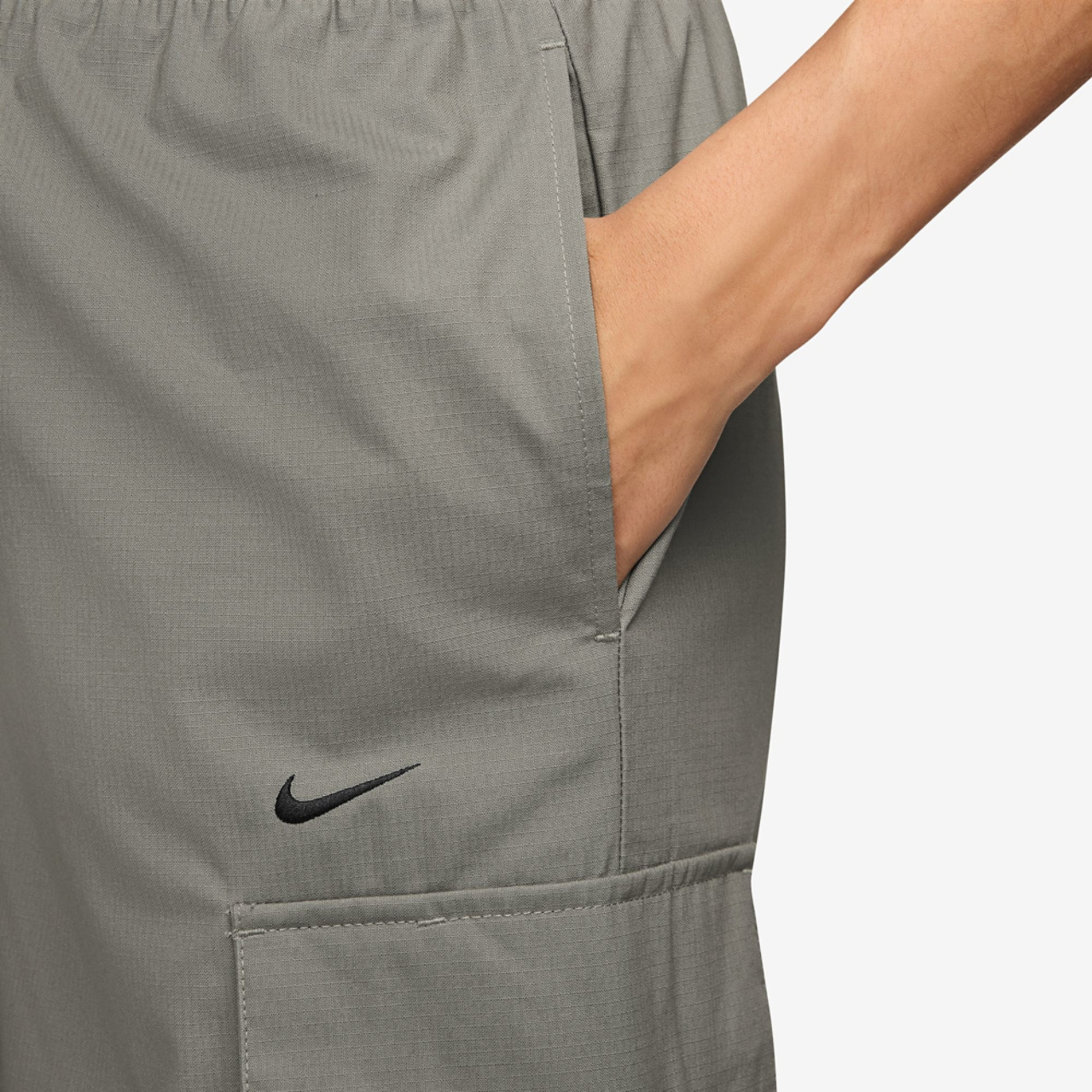 Nike NSW Essential Woven Cargo Pants Image 3 of 3. Tap to open photo gallery.