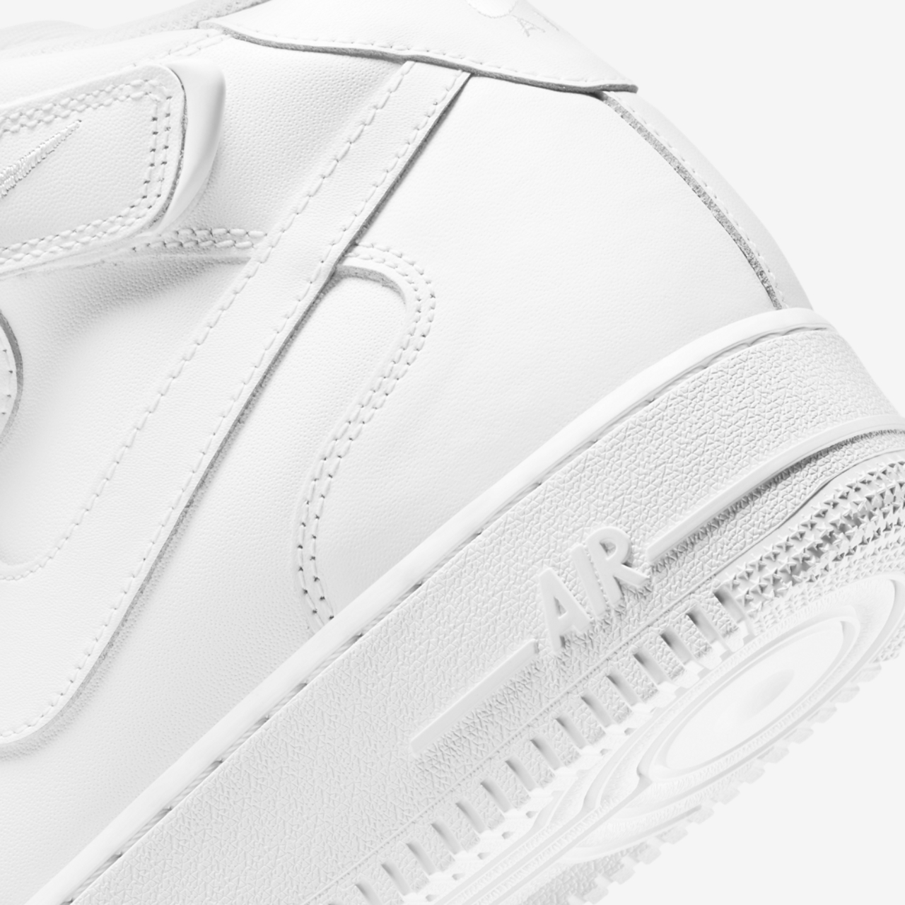 Nike Air Force 1 Mid '07 LE Image 7 of 7. Tap to open photo gallery.