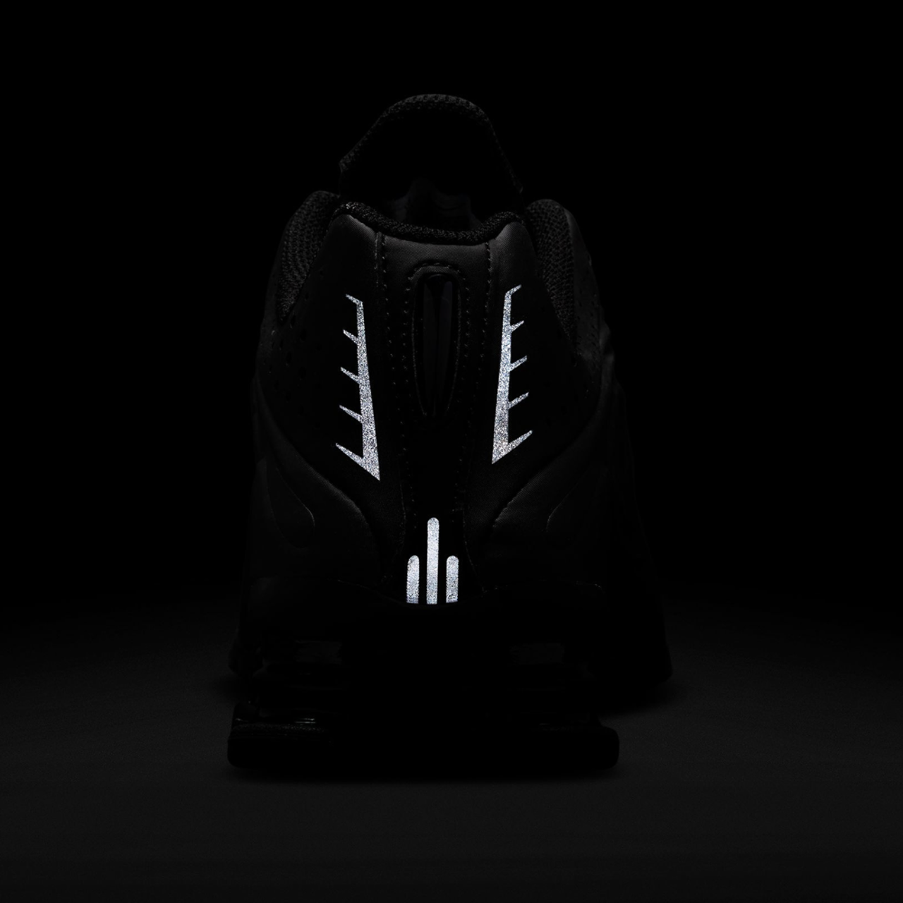 Nike Shox R4 Image 6 of 8. Tap to open photo gallery.