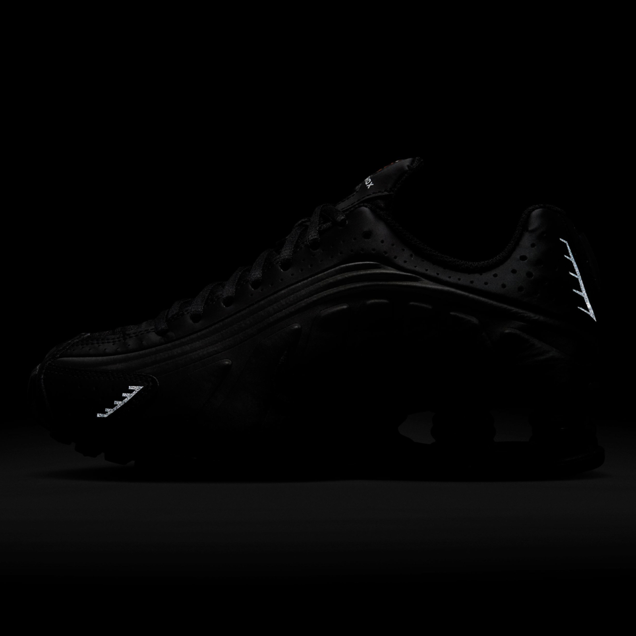 Nike Shox R4 Image 7 of 8. Tap to open photo gallery.