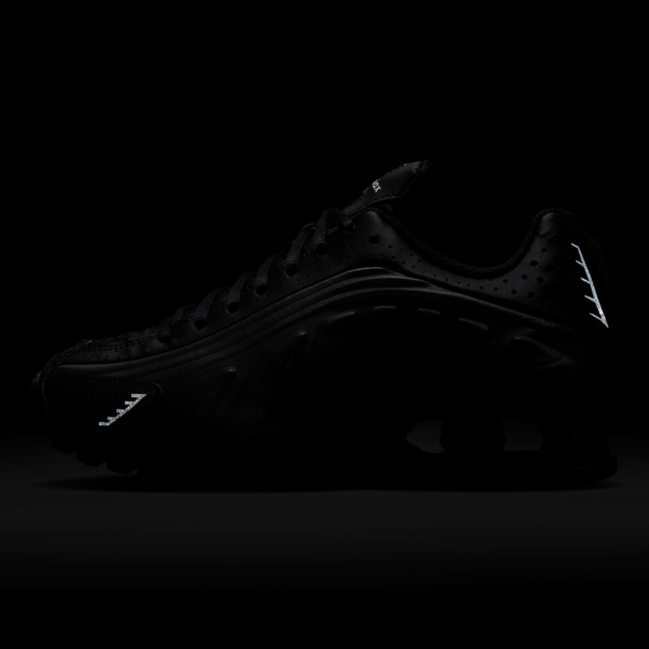 Nike Shox R4 Image 7 of 8. Tap to open photo gallery.