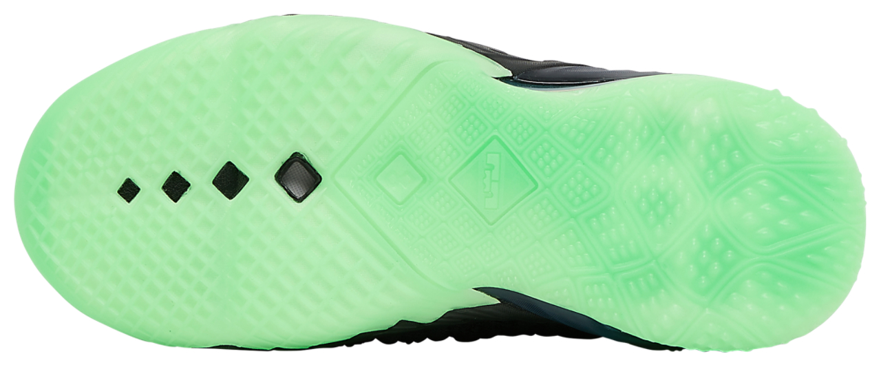 Nike LeBron 18 Image 6 of 6. Tap to open photo gallery.